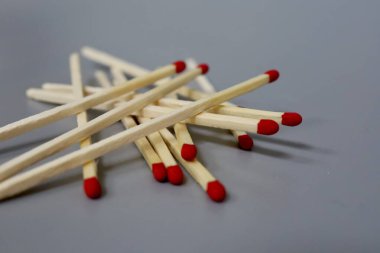 Üst üste büyük eşleşmeler ve gri arka planda kaotik bir yığın. Gri arkaplanda izole edilmiş eşleşmelerin yakın çekimi