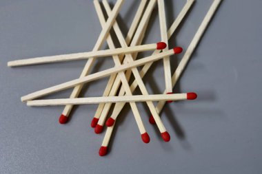 Üst üste büyük eşleşmeler ve gri arka planda kaotik bir yığın. Gri arkaplanda izole edilmiş eşleşmelerin yakın çekimi