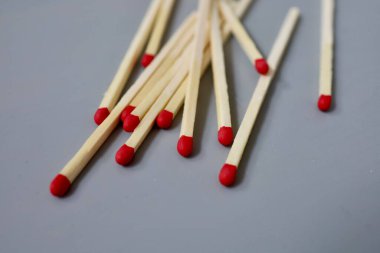 Üst üste büyük eşleşmeler ve gri arka planda kaotik bir yığın. Gri arkaplanda izole edilmiş eşleşmelerin yakın çekimi