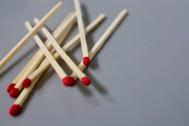 Üst üste büyük eşleşmeler ve gri arka planda kaotik bir yığın. Gri arkaplanda izole edilmiş eşleşmelerin yakın çekimi