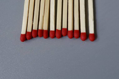 Üst üste büyük eşleşmeler ve gri arka planda kaotik bir yığın. Gri arkaplanda izole edilmiş eşleşmelerin yakın çekimi