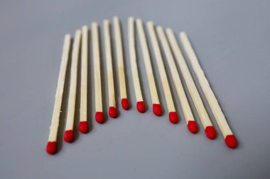 Üst üste büyük eşleşmeler ve gri arka planda kaotik bir yığın. Gri arkaplanda izole edilmiş eşleşmelerin yakın çekimi