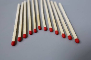 Üst üste büyük eşleşmeler ve gri arka planda kaotik bir yığın. Gri arkaplanda izole edilmiş eşleşmelerin yakın çekimi