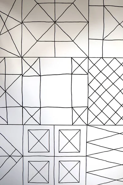 Mutfak duvarındaki siyah beyaz fayanslar. Siyah çizgileri olan beyaz fayanslar. Döşemeler üzerindeki minimalist desen