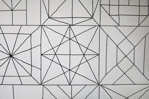 Mutfak duvarındaki siyah beyaz fayanslar. Siyah çizgileri olan beyaz fayanslar. Döşemeler üzerindeki minimalist desen