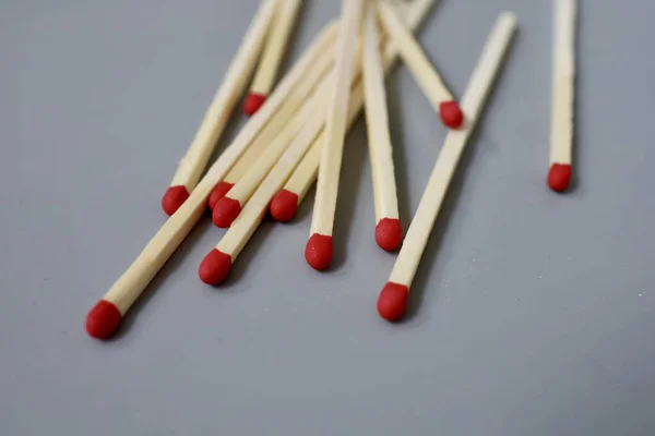 Üst üste büyük eşleşmeler ve gri arka planda kaotik bir yığın. Gri arkaplanda izole edilmiş eşleşmelerin yakın çekimi