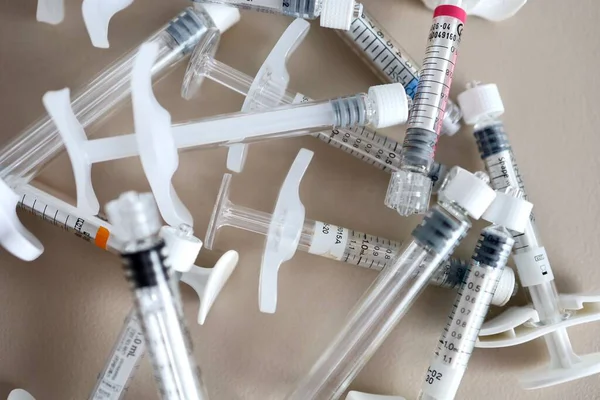 Birçok kişi mezoterapi, biyo-evrizasyon ya da botulinyum tedavisi için şırınga kullanırdı. Bej arka planda kullanıldıktan sonra güzellik enjeksiyonları için şırıngalar