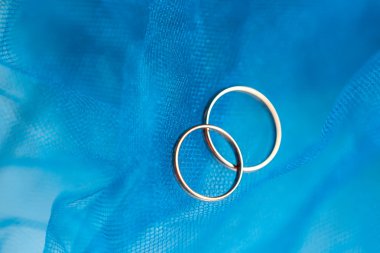 Mavi arka planda alyanslar