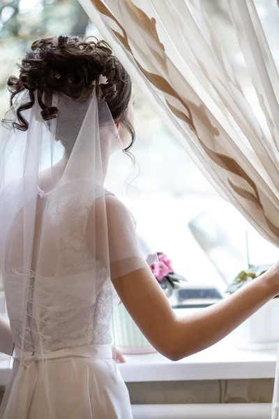 pencerenin yanında gelin