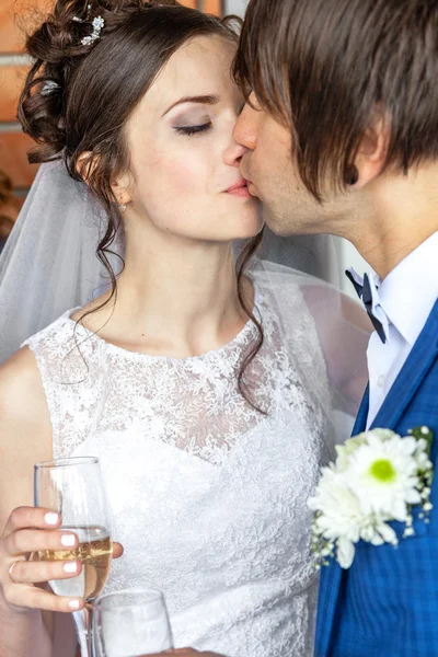 Beijo na cerimônia de casamento — Fotografia de Stock