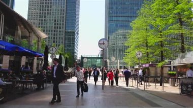 LONDON, İngiltere, 2019 dolaylarında insanlar işleriyle meşgul, Canary Wharf, Londra, İngiltere. Canary Wharf büyük bir işyeri ve perakende alanı, video izleyicisiyle temizlenmiş..