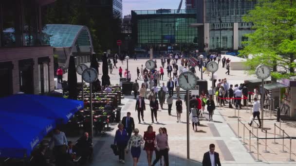 ロンドン イギリス 2019年頃 ビジネスで忙しい人々 カナリーワーフ ロンドン イギリス カナリーワーフはオフィスや小売スペースの主要なビジネス地区です ビデオ復帰器でクリーンアップされた映像 — ストック動画