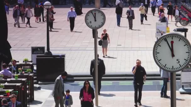 London Storbritannia 2019 Folk Opptatt Med Sine Forretninger Canary Wharf – stockvideo