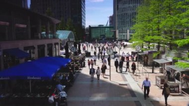 LONDON, İngiltere, 2019 dolaylarında insanlar işleriyle meşgul, Canary Wharf, Londra, İngiltere. Canary Wharf büyük bir işyeri ve perakende alanı, video izleyicisiyle temizlenmiş..