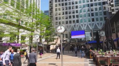 LONDON, İngiltere, 2019 dolaylarında insanlar işleriyle meşgul, Canary Wharf, Londra, İngiltere. Canary Wharf büyük bir işyeri ve perakende alanı, video izleyicisiyle temizlenmiş..