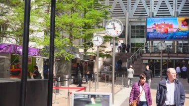 LONDON, İngiltere, 2019 dolaylarında insanlar işleriyle meşgul, Canary Wharf, Londra, İngiltere. Canary Wharf büyük bir işyeri ve perakende alanı, video izleyicisiyle temizlenmiş..