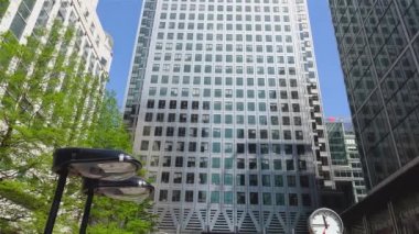 LONDON, İngiltere, 2019 dolaylarında insanlar işleriyle meşgul, Canary Wharf, Londra, İngiltere. Canary Wharf büyük bir işyeri ve perakende alanı, video izleyicisiyle temizlenmiş..