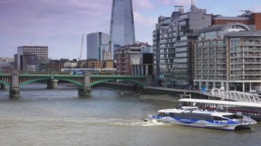 Londra, Uk, takriben 2019: Thames Nehri üzerindeki köprüler, Çömlek Gökdeleni manzarası