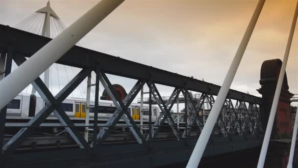 Londýn Velká Británie Kolem Roku 2019 Hungerford Bridge Golden Jubilee — Stock video