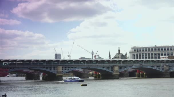 London Circa 2019 Bruggen Theems Uitzicht Shard Wolkenkrabber — Stockvideo