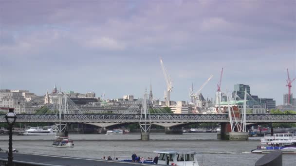 Londra Regno Unito Circa 2019 Hungerford Bridge Golden Jubilee Bridges — Video Stock