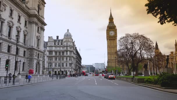 ロンドン 2019年頃 ビッグ ベンとして知られる時計塔の近くの車両と足のトラフィックロンドンでは ビデオ デノイザーでクリーンアップされた映像 — ストック動画