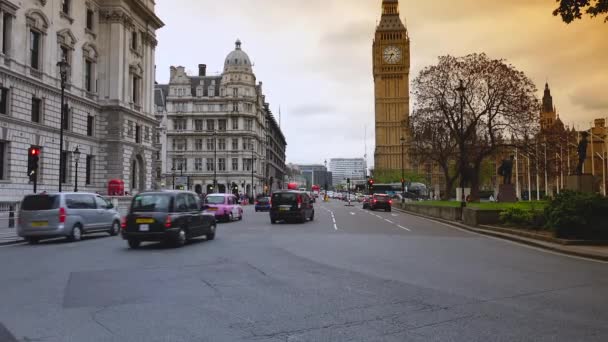 ロンドン 2019年頃 ビッグ ベンとして知られる時計塔の近くの車両と足のトラフィックロンドンでは ビデオ デノイザーでクリーンアップされた映像 — ストック動画