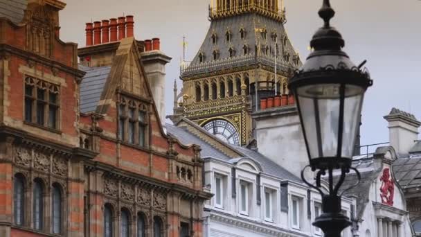London, Vereinigtes Königreich, ca. 2019: Fahrzeug- und Fußverkehr in der Nähe des als Big Ben bekannten Uhrenturms in London, mit Videomaterial aufgeräumt.