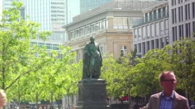 FRANKFURT, GERMANY - 2019 dolaylarında Johann Wolfgang von Goethe 'nin gökdelenli anıtı