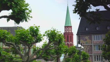 FRANKFURT, GERMANY - 2019 dolaylarında: İnsanlar Pauls Meydanını Geziyor, Paulsplatz, Alman Şehri,