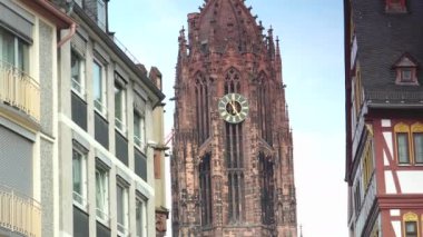 FRANKFURT, GERMANY - 2019 dolaylarında: Frankfurt Eski Şehir, İnsan Turistleri Romerberg Meydanı 'nı Gezin, video izleyicisiyle temizlendi.