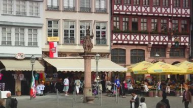 FRANKFURT, GERMANY - 2019 dolaylarında: Frankfurt Eski Şehir, İnsan Turistleri Romerberg Meydanı 'nı Gezin, video izleyicisiyle temizlendi.