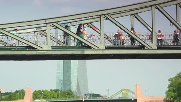 Frankfurt Duitsland Circa 2019 Iron Footbridge Eiserner Steg Frankfurt Duitsland — Stockvideo