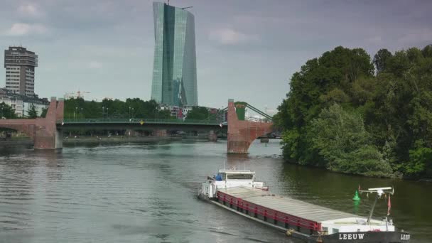 Frankfurt Germany 2019 Dolaylarında Floesser Köprüsü Yakınlarındaki Yeni Avrupa Merkez — Stok video