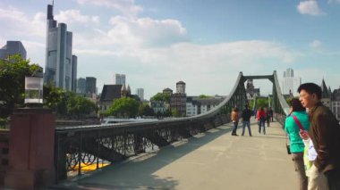 FRANKFURT, GERMANY - 2019 dolaylarında: Frankfurt, Almanya 'daki Demir Köprü Eiserner Steg. Köprü 1870 'lerde Sachsenhausen ve Frankfurt' u birbirine bağlamak için inşa edildi..