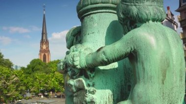 FRANKFURT, GERMANY - 2019 dolaylarında: Frankfurt, Almanya 'daki Demir Köprü Eiserner Steg. Köprü 1870 'lerde Sachsenhausen ve Frankfurt' u birbirine bağlamak için inşa edildi..