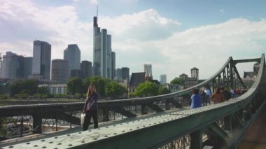 FRANKFURT, GERMANY - 2019 dolaylarında: Frankfurt, Almanya 'daki Demir Köprü Eiserner Steg. Köprü 1870 'lerde Sachsenhausen ve Frankfurt' u birbirine bağlamak için inşa edildi..