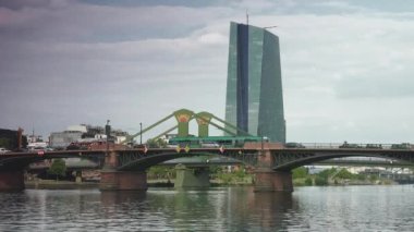 FRANKFURT, GERMANY - 2019 dolaylarında: Floesser Köprüsü yakınlarındaki yeni Avrupa Merkez Bankası Merkezi
