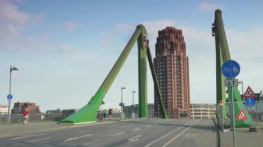 FRANKFURT, GERMANY - 2019 dolaylarında: Frankfurt, Almanya 'da nehir kenti olan Floessserbruecke ile şehir manzarası. Floesser Köprüsü 1984 yılında açıldı ve 221 metre uzunluğundadır.