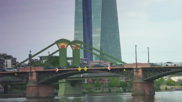 法兰克福 法兰克福 2019年左右 欧洲中央银行新总部位于弗洛塞尔桥 Floesser Bridge 有交通车辆和河流 — 图库视频影像