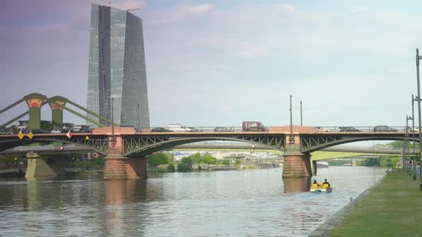 法兰克福 法兰克福 2019年左右 欧洲中央银行新总部位于弗洛塞尔桥 Floesser Bridge 有交通车辆和河流 — 图库视频影像