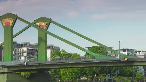 Frankfurt Niemcy 2019 Widok Miasto Floessserbruecke Rzeką Main Frankfurcie Nad — Wideo stockowe