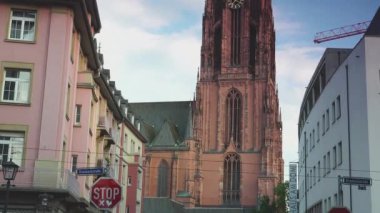 FRANKFURT, GERMANY - 2019 dolaylarında: İmparatorluk katedrali St. Bartholomew, Frankfurt am Main, Almanya