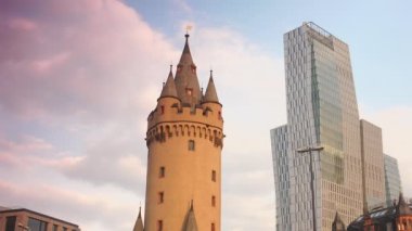 FRANKFURT, GERMANY - takriben 2019: Frankfurt Eski Şehir, Eschenheimer Turm (Eschenheim Kulesi), Frankfurt am Main 'in ortaçağ takviyelerinin bir parçası ve şehrin dönüm noktasıdır..