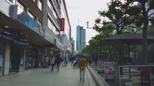 2019 사람들이 프랑크푸르트 의노을을 걷는다 세기이래로 이곳은 독일에서 유명하고 거리중 — 비디오