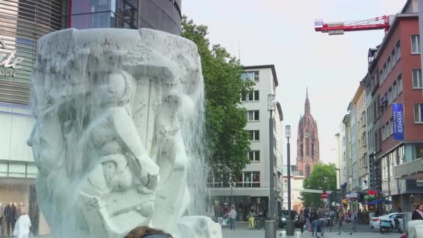 Frankfurt Alemania Circa 2019 Gente Camina Largo Del Zeil Atardecer — Vídeo de stock