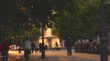 FRANKFURT, GERMANY - 2019 dolaylarında: Frankfurt Eski Şehir, İnsanlar gün batımında Eski Opera 'nın önünde yürür, video izleyicisiyle temizlenmiş görüntüler.