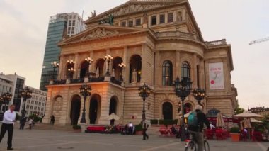 FRANKFURT, GERMANY - 2019 dolaylarında: Frankfurt Eski Şehir, İnsanlar gün batımında Eski Opera 'nın önünde yürür, video izleyicisiyle temizlenmiş görüntüler.