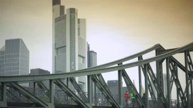 FRANKFURT, GERMANY - 2019 dolaylarında: Frankfurt, Almanya 'daki Demir Köprü Eiserner Steg. Köprü 1870 'lerde Sachsenhausen ve Frankfurt' u birbirine bağlamak için inşa edildi..