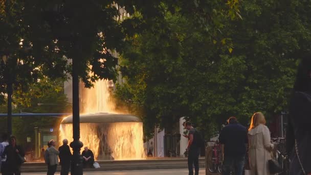 Frankfurt Alemania Circa 2019 Ciudad Vieja Frankfurt Gente Camina Frente — Vídeo de stock